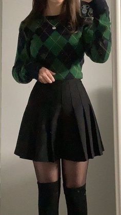 Retro Women Outfit, Slytherin Outfit, Slytherin Fashion, Academia Outfits, Stylish Fall Outfits, Rock Outfit, Black Skirt