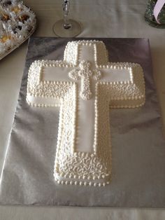 Cross Sheet Cake, Ostara Desserts, Communion Cookies, Cake 2023, First Holy Communion Cake, Bautizo Ideas, Cross Cake, Catholic Confirmation, Holy Communion Cakes