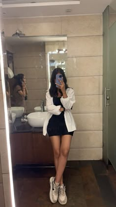 One Piece Dress Mirror Selfie, Poses In One Piece Dress, Aesthetic Mirror Pictures, Aesthetic Mirror Pics, Best Mirror Selfie Poses, Snap Selfie Poses, Selfie Poses Mirror, Mirror Selfie Poses