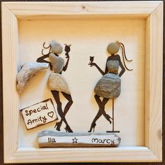 Amiche ❤️ Painting Techniques Art, Broken Glass Crafts, Seashell Art Diy, Stone Artwork, Artwork Ideas, Picture Frame Art, Seashell Art