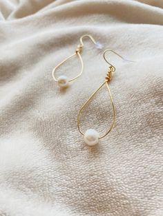 These elegant teardrop earrings are made form real genuine pearls from the island of Hawaii. The earrings are also made with a muted yet dainty gold wire. They are about 2 inches long and 3/4 an inch wide.  These earrings are the perfect everyday jewelry that will make you sparkle and shine! Pearl Wire Earrings Diy, Simple Vintage Jewelry, Homemade Gold Earrings, Popular Earrings 2024, Wire Earrings Diy Tutorials, Adjustable Teardrop Pearl Drop Earrings, Delicate Gold Teardrop Pearl Earrings, Everyday Teardrop Pearl Earrings, Minimalist Teardrop Pearl Drop Earrings