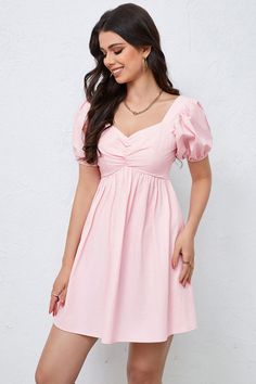 Pinkes Sommerkleid mit einer schlanken Taille. Das Kleid hat einen sexy V-Ausschnitt. Es ist sehr luftig und angenehm auf der Haut. Puffed Sleeves Dress, Puff Sleeve, Dresses With Sleeves, Pink