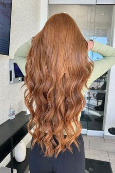 Light Auburn Copper Long Wavy Hairstyle Auburn Blonde Hair, Natural Auburn Hair, Deep Auburn Hair, Light Auburn Hair Color, Brown Auburn Hair, Copper Brown Hair Color, Long Auburn Hair