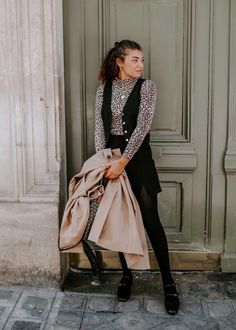 From Day to Night: 12 Chic Outfits You’ll Love - MY CHIC OBSESSION Vest And Mini Skirt, Mini Skirt Fall Outfit, Skirt Fall Outfit, Classy Looks, Classy Fall Outfits, Skirt Outfits Fall, Accessories To Make, Trench Dress, Clothing Pieces