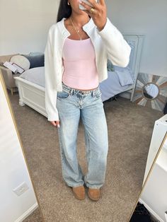 #outfitoftheday #outfitidea #outfits #outfitpost #winteroutfit #winteroutfitideas #style#fashion #falloutfitideas #outfitinspiration #pink #uggs Cute Ugh Outfits, Ugg And Jeans Fit, Jean And Ugg Outfits, Outfit Idea Preppy, Outfit Ideas With Mini Uggs, Ootds For School, Cute Comfy Valentines Day Outfits, Cute Outfits Layering, Chill Jean Outfits