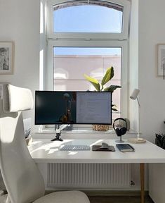 home office desk Deco Studio, Desk Inspiration, White Desk, Home Office Setup, Aarhus, Room Setup, Apartment Inspiration, Home Office Design