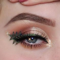 Christmas Tree Makeup Look, Christmas Graphic Liner, Mads Core, Christmas Tree Makeup, Christmas Eyeliner, Senior Makeup, Tree Makeup