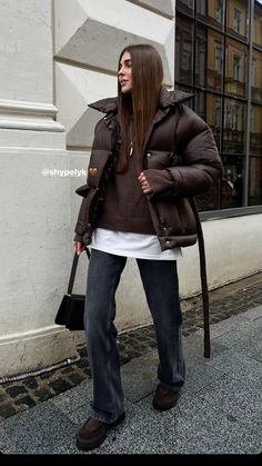 Europe Winter Outfits Cold Weather, Winter Shopping Outfit, Brown Puffer Jacket Outfit, Shopping Outfit Winter, Brown Jacket Outfit, Puffer Outfit, Spain Outfit, Brown Puffer Jacket, Cold Weather Outfits Winter