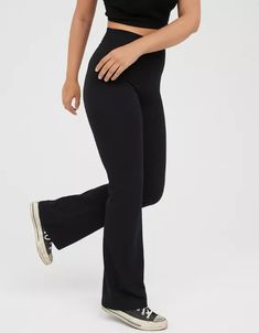 OFFLINE By Aerie OG High Waisted Flare Legging Leggings Outfit 2023, Black Flare Pants Outfit, Flair Leggings Outfit, Flare Leggings Outfit, Aerie Leggings, Black Flare Pants, Outfit 2023, American Eagle Outfits, Trend 2023