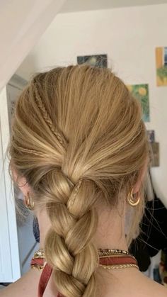 Work Hairstyles Out Of Face, Dress Won’t Zip Hack, Wavy Hair Hat Hairstyles, Beachy Hairstyles Short Hair, Hair Styles That Cover Ears, Hairstyles For Flat Hair, Summer Hair Accessories, Pool Hairstyles