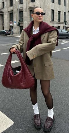 Moccasins Outfit Winter, Red Bag Outfit, Pakaian Hipster, Japan Autumn, Socks Outfit, Skandinavian Fashion, Winter Inspo, Elegante Casual