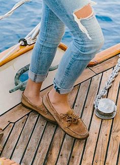 First Explorer. Authentic Originals<br>since 1935 from Sperry. Boat Shoes Women Outfit, Blundstone Fashion, Sperry Shoes For Women Outfits, Sperry Outfits, Sperry Boat Shoes Women, White Glass Door, Thrift Outfit, Preppy Mom, Style 2025