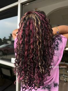 One Stripe Of Color In Hair, Hair Highlights For Red Hair, Curly Hairstyles Color Highlights, Long Curly Hair Dye Ideas, Colored Stripes In Hair, Curly Dyed Hair Highlights, Curly Hair Color Ideas Highlights Red, Hairdye Inspo Curly Hair, Pink Dyed Curly Hair