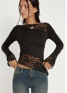 Top In Pizzo, Patchwork Crop Top, Slim Fit Crop Top, Outfit Streetwear, Chique Outfits, Streetwear Aesthetic, Lace Material, Lace Patchwork, Cropped Tops