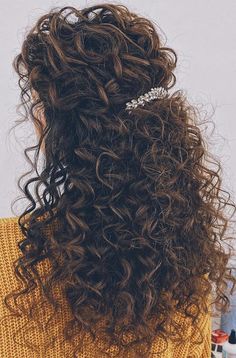 Wedding Hair Ideas For Curly Hair Natural Curls, Wedding Hair Down Curly Natural, Curly Hairstyles Ideas For Wedding, Maid Of Honor Curly Hairstyles, Naturally Curly Hair Wedding Styles Half Up, Naturally Curly Wedding Hair Down, Curly Hair Wedding Styles Half Up, Natural Curls Wedding Hair Half Up, Prom Hair Naturally Curly