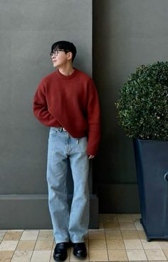 Mens Fall Layering Outfits, Mens Layered Outfit, Mens Casual Fall Outfits, Minimalistic Outfits Men, Red Sweater Outfit Men, University Outfit Men, Travel Outfit Men, Softboy Outfits, Stylish Men Wear