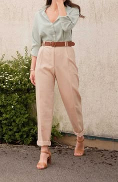 Office Outfits Women Work Wear Inspiration, High Waisted Trouser Patterns For Women, Shirt Trouser Women, Trousers Women Outfit Casual, Womens Trousers Outfits, Trouser Outfit Ideas Women, High Waisted Trousers Outfit, Casual Trousers Outfit, Patterned Pants Outfit