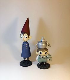 two figurines are standing next to each other