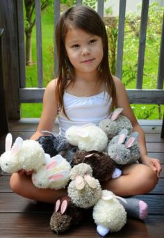 Easy Pom bunny Pom Pom Bunnies, Bunny Party, Bunny Crafts, Crafts For Kids To Make, Craft Tutorial, Crafts Projects, Fun Diy Crafts