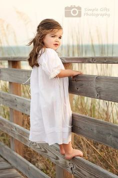 Climbing on railing at beach Be Inspired: Beach » Confessions of a Prop Junkie Bridge Photoshoot, Kind Photo, Beach Picture, Family Beach Pictures, Beach Family Photos, Beach Ideas, Photographs Ideas