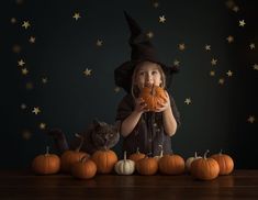 Halloween Photoshoot In Studio, Simple Halloween Photoshoot, Halloween Mini Photoshoot, Halloween Minis Photography, Halloween Photoshoot Indoor, Kids Halloween Photoshoot Ideas, Toddler Halloween Photoshoot, Halloween Photoshoot Kids