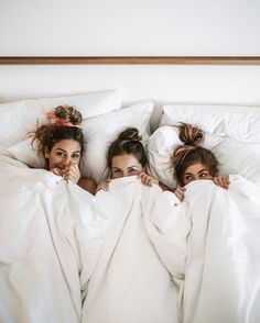 Best Friend Fotos, Foto Best Friend, Bff Pics, Photos Bff, Laying In Bed, Best Friend Photography, Best Friend Photoshoot, Shotting Photo, White Sheets