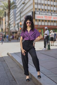 Super High Waisted Pants Outfit, Mens Inspired Fashion For Women, 80s Womens Business Fashion, Frankfurt Street Style, 50s Alternative Fashion, Funky Casual Work Outfits, Tshirt Professional Outfit, Professional Outfits Gen Z, Hipster Woman Outfits