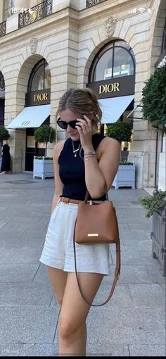 "Outfits casuales para una tarde de fotografía urbana" #CasualFashionTrends #CasualFashionBlog #CasualFashionGoals #CasualFashionAddict Lengan Puff, Rok Midi, Sandal Tali, Walking Down The Street, Spring Look, Outfit Jeans