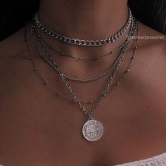 Edgy Necklace Layering, 90s Silver Jewelry, Silver Glasses Outfit, Grunge Jewelry Necklaces, Silver Necklace Stack, Jewelry 90s, Chunky Silver Jewellery, Styl Grunge, Edgy Necklace