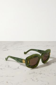 Sunglasses are one of the easiest ways to add personality to your outfit - Loewe's 'Screen' pair will make even jeans and a tee instantly cooler. They have square-frame marbled acetate frames with subtly curved edges. The gold-tone 'Anagram' emblems at the temples match the details at the front. Grass Sunglasses, Loewe Eyewear, Big Sunglasses, Eyewear Trends, Trendy Glasses, White Sunglasses, Trendy Sunglasses, Acetate Sunglasses, Trending Sunglasses