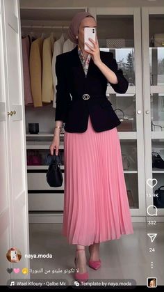 Black Silk Skirt Outfit Classy, Maxi Pleated Skirt Outfit, Modest Office Wear, Pleated Dress Outfit, Pink Pleated Skirt Outfit, Navy Blue Outfit Ideas, Pleated Skirt Outfit Ideas, Long Pleated Skirts, Pleated Midi Skirt Outfit