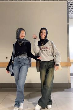 @fitsbyhilweh on tiktok #hijabfashion#modeststyle#hijabstyle#muslimfashion#modestoutfit#islamicfashion#hijabistyle#modeststreetwear#hijabista#hijabinspiration Hipster Outfits Hijab, Kuffieh Aesthetic Outfit, Hijabi Modern Outfits, Hijab Fashion Streetwear, Cool Modest Outfits Street Styles, Cool Hijab Outfit, Acubi Hijab Outfit, Hijabi Outfits Streetwear, School Outfits Hijab