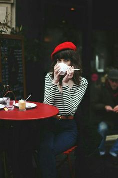 #boina #francesa #french #accesorios #accesories #trendy #complementos #moda #outfit How To Wear A Beret, Outfit Elegantes, Red Beret, Bridget Bardot, Street Style 2017, Red Hat, Parisian Chic