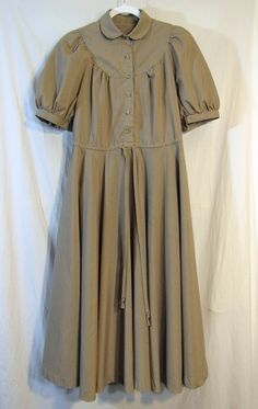 Custom made cottage core! It's a 1970's Prairie Dress w/ Pockets & Tie Waist, Size 19"P2P, Gray w/ Red / Blue / Brown Lines Not sure about date. Serged edges make the earliest date could be the 60s. Likely 70s! Whoever made it - was a master! Doesn't look worn to me. Fabric is smooth, soft, no pilling. Smoke free! I admit it, I have a real thing for vintage home made dresses. There's lots in my store, along with cottage core and western style clothing! Please have a look! Measurements: Label siz Prairie Dress 1912, Prarie Core Aesthetic Clothes, Vintage Cottage Core Outfits, Vintage Prairie Dress For Fall Daywear, Vintage Peasant Dress For Fall, Vintage Prairie Dress With Buttons For Fall, Prarie Core Fashion, Little House On The Prairie Dress, Marceline Fashion