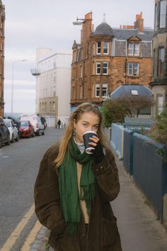 Frazzled English Women Outfits, London Street Style Winter 2024, Frazzled English Woman Outfit, Scottish Highlands Outfit, Natural Aesthetic Outfit, Oregon Aesthetic Clothes, English Girl Aesthetic, State Fair Outfit Ideas Fall, Cute Farm Outfits