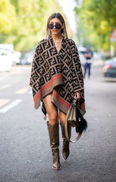 Winter Pullover Outfits, Vuitton Outfit, 2020 Style, Tassels Fashion, Street Style Paris, Print Trends, Fashion Weeks, Silver Heels, Ladies Dress Design