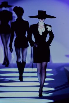 Mugler Spring 1997 Couture Fashion Show Mugler Spring 1997 Couture, Mugler 90s, Nz Summer, Runway Fashion Couture, Collection Couture, Mode Chanel, Fashion Winter