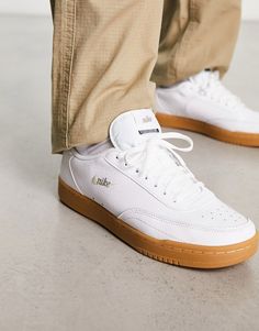 Schoenen, Laarzen en Sneakers van Nike Nieuwe sneakers voor bij je nieuwe outfit Model met laag profiel Sluit met veters Gewatteerde tong en kraag Kenmerkende Nike-merkvermelding Gumzool Gripprofiel met textuur Nike Court Vintage, Air Max 90s, Outfit Design, Nike Training, Nike Football, Leather Trainers, Nike Basketball, Sports Accessories, Profile Design