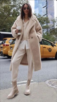 Max Mara Teddy Coat, Teddy Coat Outfit, Winter White Outfit, Max Mara Coat, Teddy Bear Coat, Coat Street Style, Coat Trends, Teddy Coat, Outfits Winter