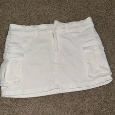 Never Worn White Cotton Mini Cargo Skirt, White Fitted Cargo Skirt, Casual Style, White Fitted Cargo Skirt Casual Style, Casual Fitted White Cargo Skirt, Casual White Cargo Skirt, Fitted White Cargo Mini Skirt, White Fitted Cargo Skirt With Pockets, Fitted White Mini Cargo Skirt, Casual White Cotton Cargo Skirt