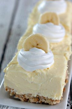 Dessert Recipes For One, Banana Cheesecake Bars, Recipes For One Person, Easy Healthy Dessert Recipes, Banana Pudding Desserts, Banana Cream Cheesecake, Banana Cream Pudding, Easy Healthy Dessert, Cake Squares