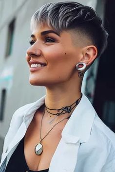 Mega kurze Haare für Frauen: 51+ freche Schnitte - hairtastic.de Short Gay Haircut For Women, Curly Hair Problems, Short Hair Undercut, Super Short Hair, Very Short Hair, Hot Hair Styles, Perfect Brows, Hair Problems, Short Hair Haircuts