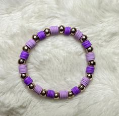 Purple clay bead bracelet with gold beads Kuromi Clay Bead Bracelet, Preppy Purple Clay Bead Bracelets, Purple Clay Beads Bracelet, Purple Bracelet Aesthetic, Purple Bracelets Beads, Cute Bracelets Ideas Beads