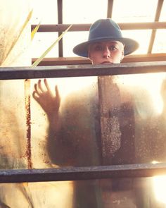 Notre chapeau fedora en feutre Ratatat le plus vendu. Soigneusement fait à la main avec de la laine australienne ce fedora est un chapeau parfait au quotidien pour les hommes et les femmes. La bande intérieure renforcée en laine et coton est conçue pour épouser la forme de votre tête pour un ajustement parfait.

 "Le soleil se lève sur l'eau
 La lumière danse à nouveau
 Allons là où le soleil rayonne
 Allons sous mon ami"

 -Patti Smith



 Chapeau en feutre de laine 100 % australien

 Conc Patti Smith, Felt Fedora, Hat Design, Hat For Man, Felt Hat, Fedora Hat, Metal Buttons, Leather Band, Hat Designs