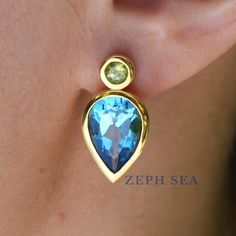 ► Design-Inspiration --> Der 9*13 mm große, birnenförmige Blautopas glitzert wie ein Tropfen des tiefen, ruhigen Meeres, wobei sein handgehämmerter Rand die sanfte Umarmung der Meereswogen symbolisiert. ► Highlights --> Seltene grosse 9*13mm Schweizer Blautopas, sehr schöne Farbe, schöner Schliff --> Die Kanten sind von Hand fein gehämmert, daher sind leichte Abweichungen natürlich. Das angezeigte Foto spiegelt die Wirkung im Alltag wieder --> Wunderschöne Farbkombination von natürlichem Peridot Staple Jewelry, Candy Necklace, Peridot Earrings, Gold Rings Fashion, Peridot Stone, Beautiful Color Combinations, Rings Fashion, Topaz Earrings, Swiss Blue Topaz