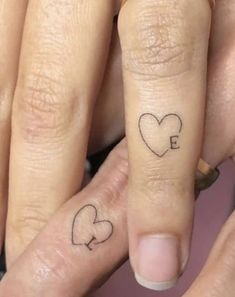 "Forever Together: Inspiring Couple Tattoo Designs for Unbreakable Bonds" Tato Minimal, Cute Couple Tattoos, Tato Henna, Mommy Tattoos, Couples Tattoo Designs, Couple Tattoo, Tattoo Hand, Petite Tattoos, Matching Couple Tattoos