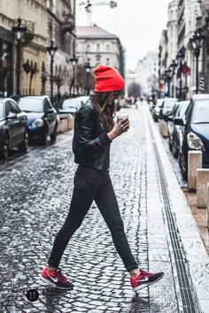 Street Style 101: The Athletic Sneaker | The Shoe Blog on BuyFantasticShoes.com Beanie Outfit, Casual Chic Outfits, Walking Down The Street, Red Beanie, Looks Street Style, Rainy Day Outfit, Sporty Chic, 가을 패션