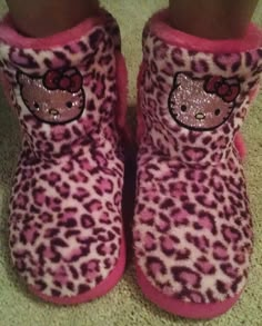 Uggs Fashion, Hello Kitty Boots, Boot Slippers, Animes Emo, Mcbling Fashion, Scene Style, Trashy Outfits, Charmmy Kitty, Hello Kitty Accessories