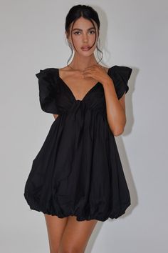 Frill Sleeve Dress, Birthday Dinner Outfit Guest, Hoco Dress 2024, Winter Formal Mini Dress, Black Winter Dresses, Fluffy Black Dress, Black Dress For Birthday, Winter Dresses Formal, Vegas Dinner Outfit