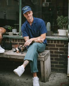 Mens Casual Style 2023, Nyc Men Style, New York Mens Fashion Summer, Mens Style 30's, Men’s Green Chino Outfit, Mens 2023 Style, Mens California Style Summer, Mens West Coast Style, Edgy Men’s Fashion